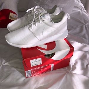 Nike Roshe One all white sz 4